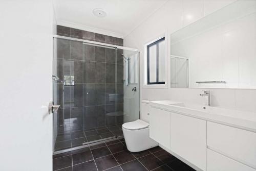 48 Webb Street - Bathroom 2